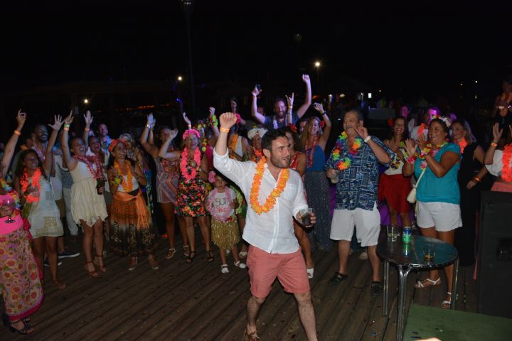Socios e invitados del CNMARMENOR disfrutaron de una gran noche de fiesta Hawaiana