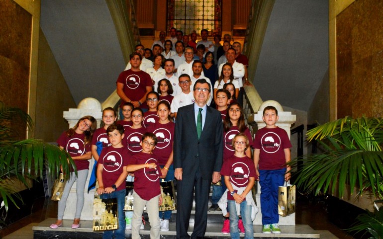 El alcalde de Murcia recibe a los alumnos de la Escuela de Vela del CNMARMENOR