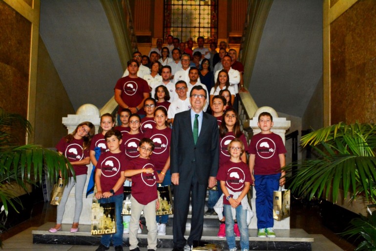 El alcalde de Murcia recibe a los alumnos de la Escuela de Vela del CNMARMENOR