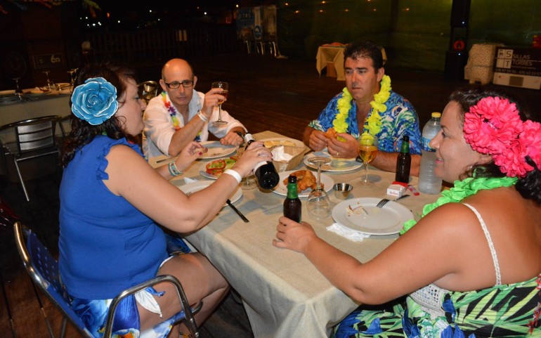 Socios y amigos disfrutaron de una gran “Fiesta Hawaiana” – (Fotos: José Mª Falgas)