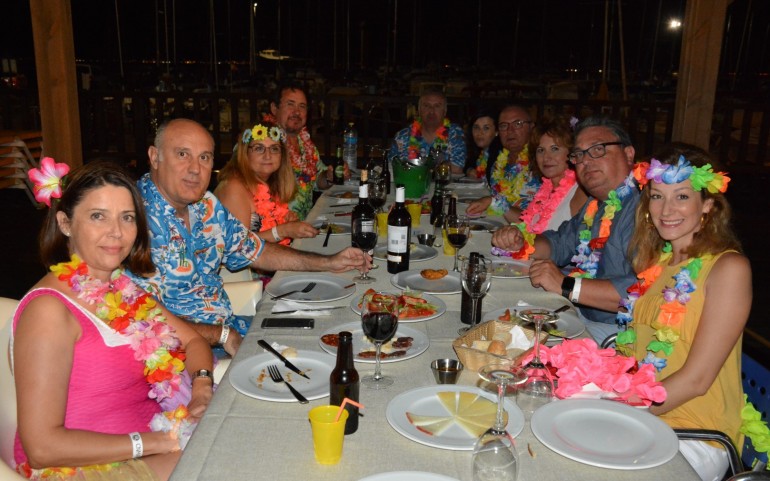 Socios y amigos disfrutaron de una gran “Fiesta Hawaiana” – (Fotos: José Mª Falgas)