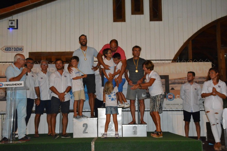 Entrega de trofeos y regalos de las regatas especiales y campeonatos sociales