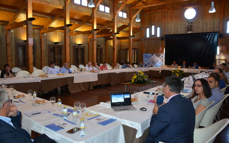 La mesa de trabajo del Comité de Asesoramiento Científico del Mar Menor reunido en el Club Náutico de Los Alcázares