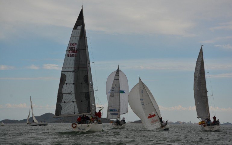 El viento de poniente pone firme la flota en el inicio del XXIV Trofeo Carabela de Plata