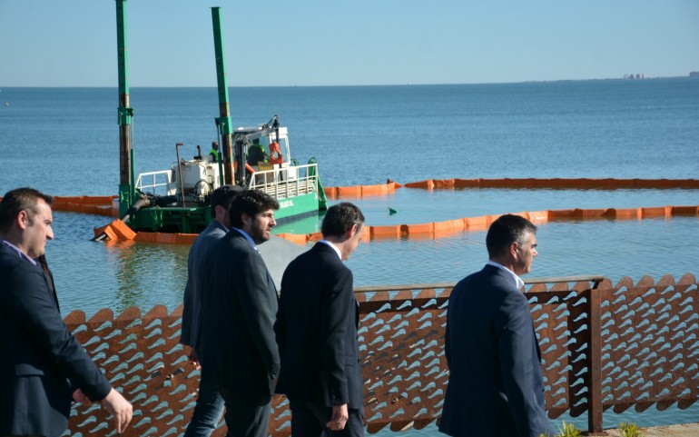 López Miras, en los ensayos de extracción de lodos en el Mar Menor (foto: Falgas)