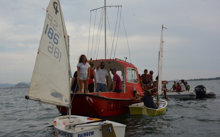 Divertida regata Optimist en la que navegaron los adultos (Fotos: José Mª Falgas)