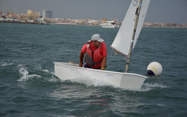 Divertida regata Optimist en la que navegaron los adultos (Fotos: José Mª Falgas)