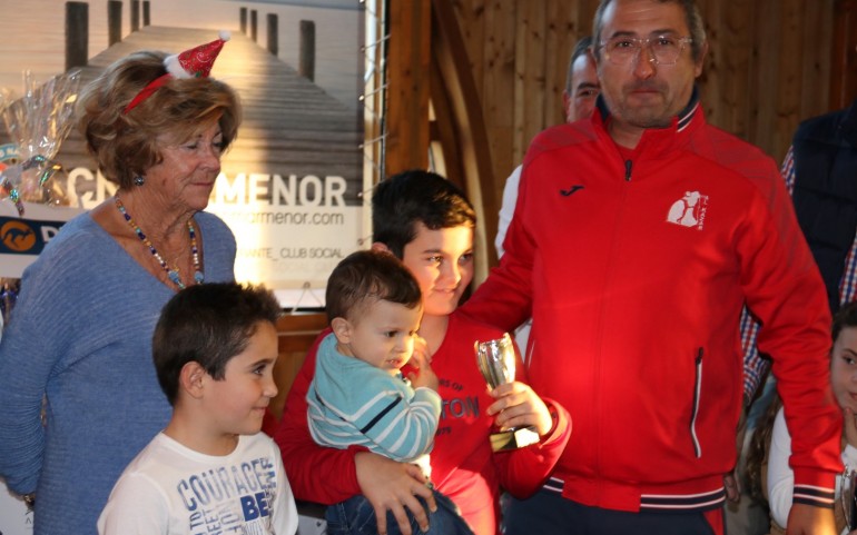 Papá Noel, en la entrega de trofeos y regalos de la “XI Travesía del Turrón” (Fotos: Toñi)