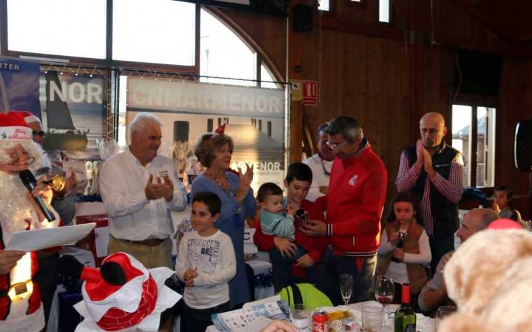 Papá Noel, en la entrega de trofeos y regalos de la “XI Travesía del Turrón” (Fotos: Toñi)