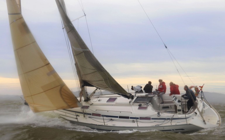 El fuerte viento y oleaje redujo la Travesía del Turrón a la mitad de barcos inscritos