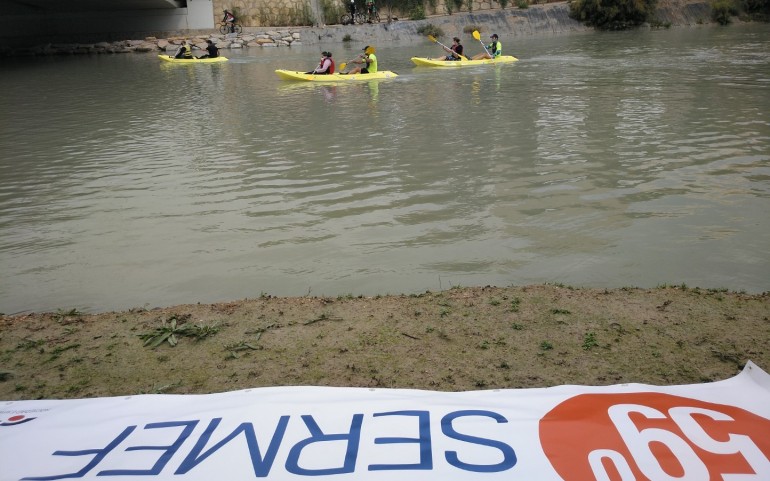 Jóvenes de ASTRAPACE reman en piraguas adaptadas en el río Segura (Fotos: Falgas)