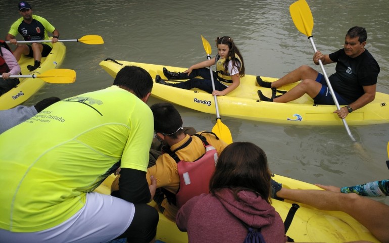 Jóvenes de ASTRAPACE reman en piraguas adaptadas en el río Segura (Fotos: Falgas)