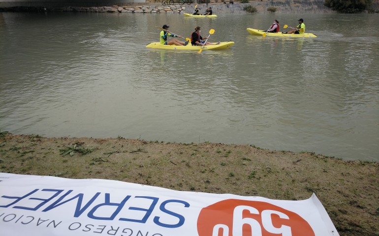 Jóvenes de ASTRAPACE tienen su ‘bautizo náutico’ en piraguas adaptadas en el río Segura como cierre del Congreso SERMEF