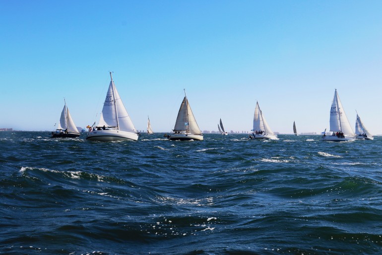 Con notable viento del Suroeste y oleaje comenzó el 30º Trofeo Carabela de Plata